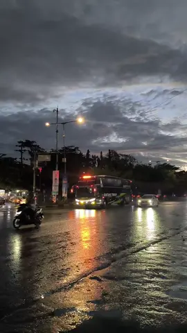 Barisan Pelari malam🚀 #bussulawesi #potretbusmakassar #celebesbuslovers #busmaniacommunity #busmaniaindonesia #fyp #fypage #fypdonggggggg #fyppppppppppppppppppppppp 