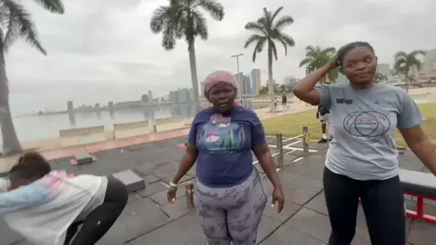 Quando o choach decide dar segunda aula de step! vejam a reação delas😂😂@Aguinalda Pedro @Marlene Gomes @Tina 🍀❤️🫰 @Inês Paula Fundo #treino #step #humor #comedia 