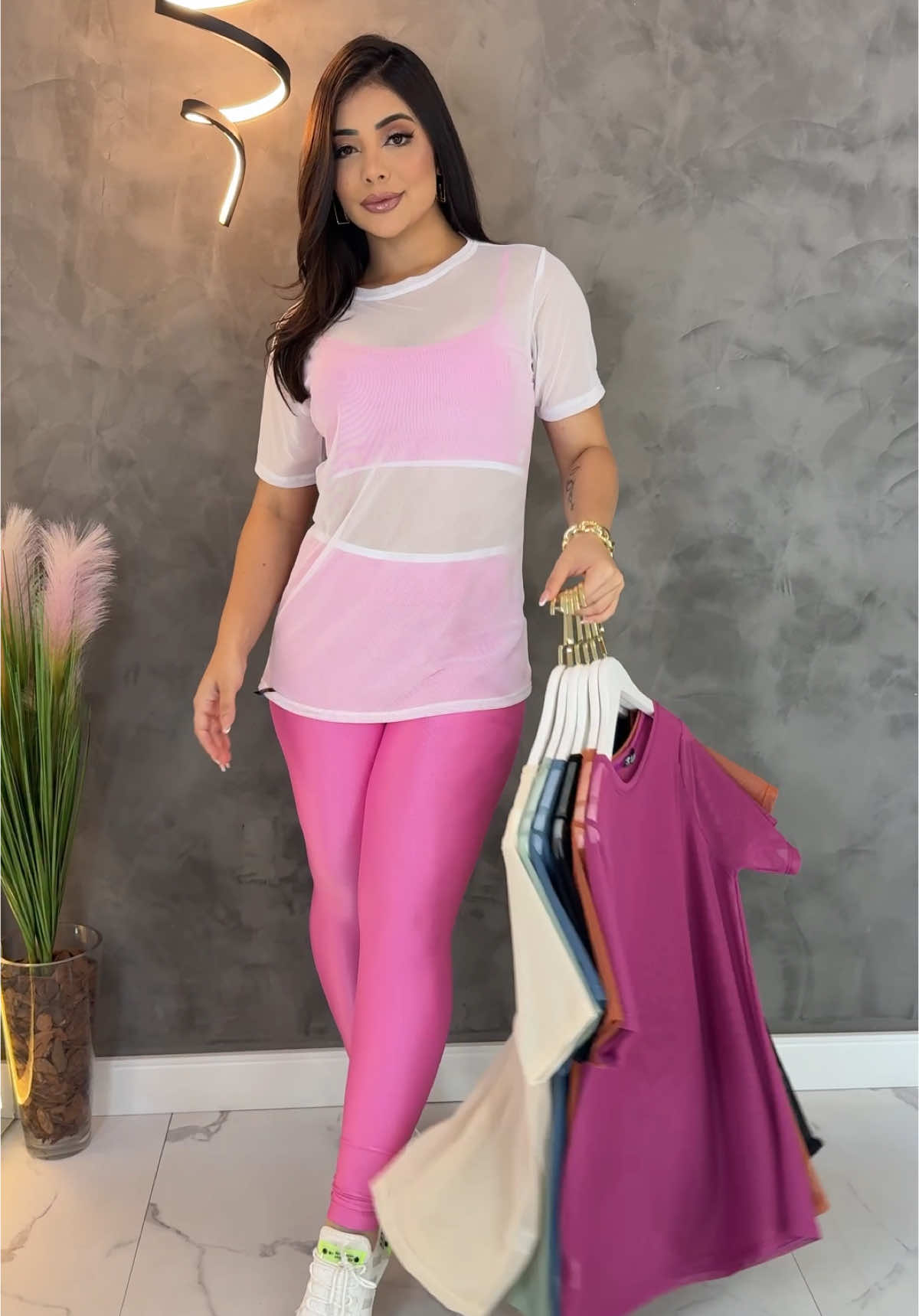 Blusa Helena - Feita de tule, essa peça traz um toque de leveza e elegância ao visual, permitindo que você se sinta confortável e confiante durante os treinos.🏋🏻‍♀️