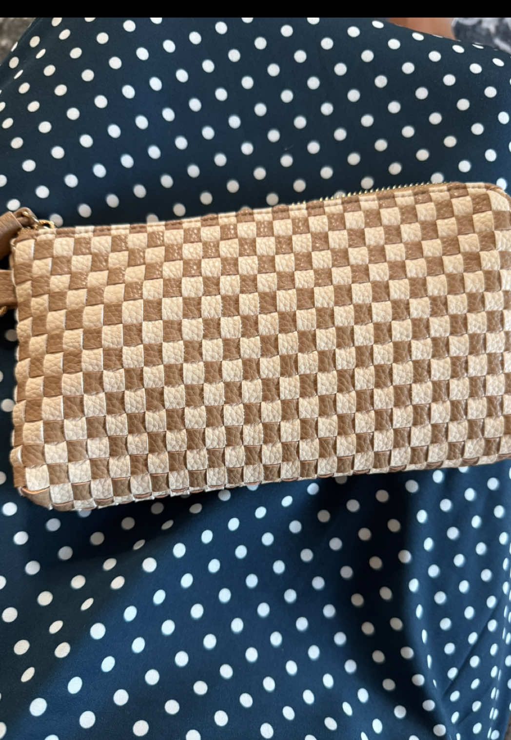 Replying to @Sandra Christina agh can you believe they have a wristlet too! This woven checkered wristlet is available in so many colors you will love it #wristlet #checkeredbag #pursetok #vegaeather #tiktokshopfinds #lookforless #dealsforyoudays #clutch 