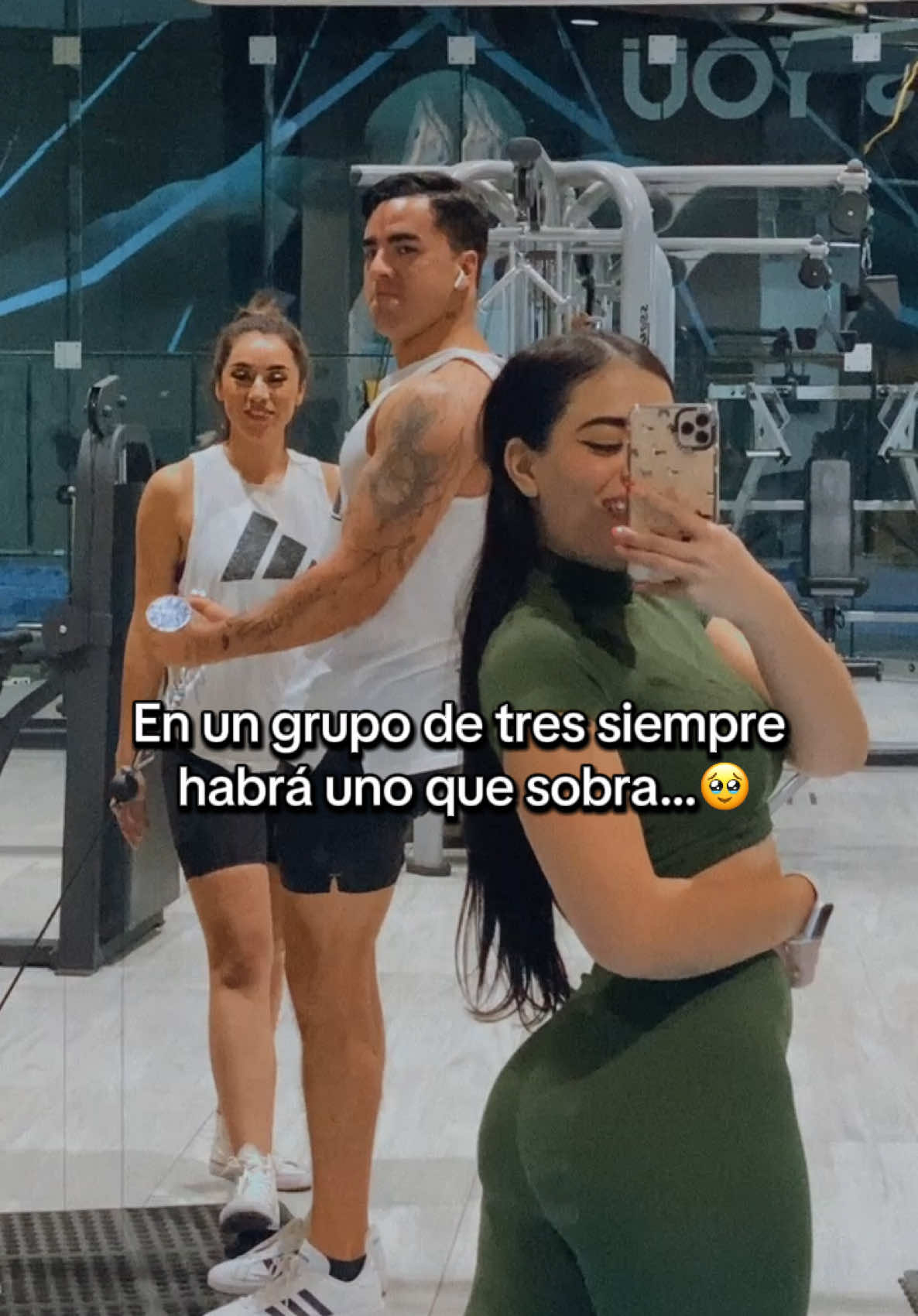 ¿Te ha pasado que tu trío parece más bien un dúo?🙃 Gracias por avisar amigos ⚪️⚫️ #gym #blackandwhite #gym #losdisqueinfluencers #bff #lotso  @Erik Cano @Gaby Nevarez👑 @ANDREA 