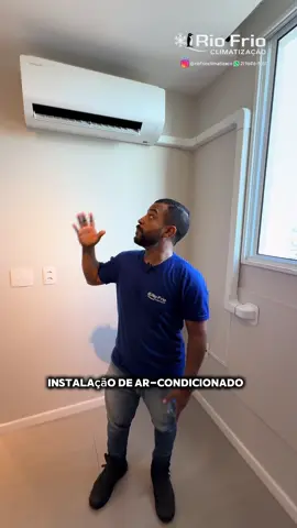 Instalação de ar-condicionado split em apartamento ( quarto ) com acabamento de canaleta em PVC.    Marca Samsung 9000 Btu/H inverter, condensador modelo “retangular“ ❄️☃️.  Instalação em apartamento (ambiente quarto).  Apartamento construído em bloco estrutural, não sendo permitido furar com serra copo e/ou embutir a tubulação na parede. Centralizamos o condensador de frente ao vão do ar-condicionado de janela com suporte adaptado e utilizando perfil de alumínio.  Utilizamos canaletas em PVC da marca Controlbox para acabamento de tubulação e da elétrica.  Atendemos todas as exigências solicitadas pelo condomínio. Está precisando de instalação de ar-condicionado com técnica e qualidade? Nos chame pelo whatsapp (21)96416-5351. . . . #arquiteturadeinteriores #arquiteturaeconstrucao #inovação #inovacao #reidascanaletas #inveter #arcondicionado #nossolar #urbanzonanorte #dezirajá 