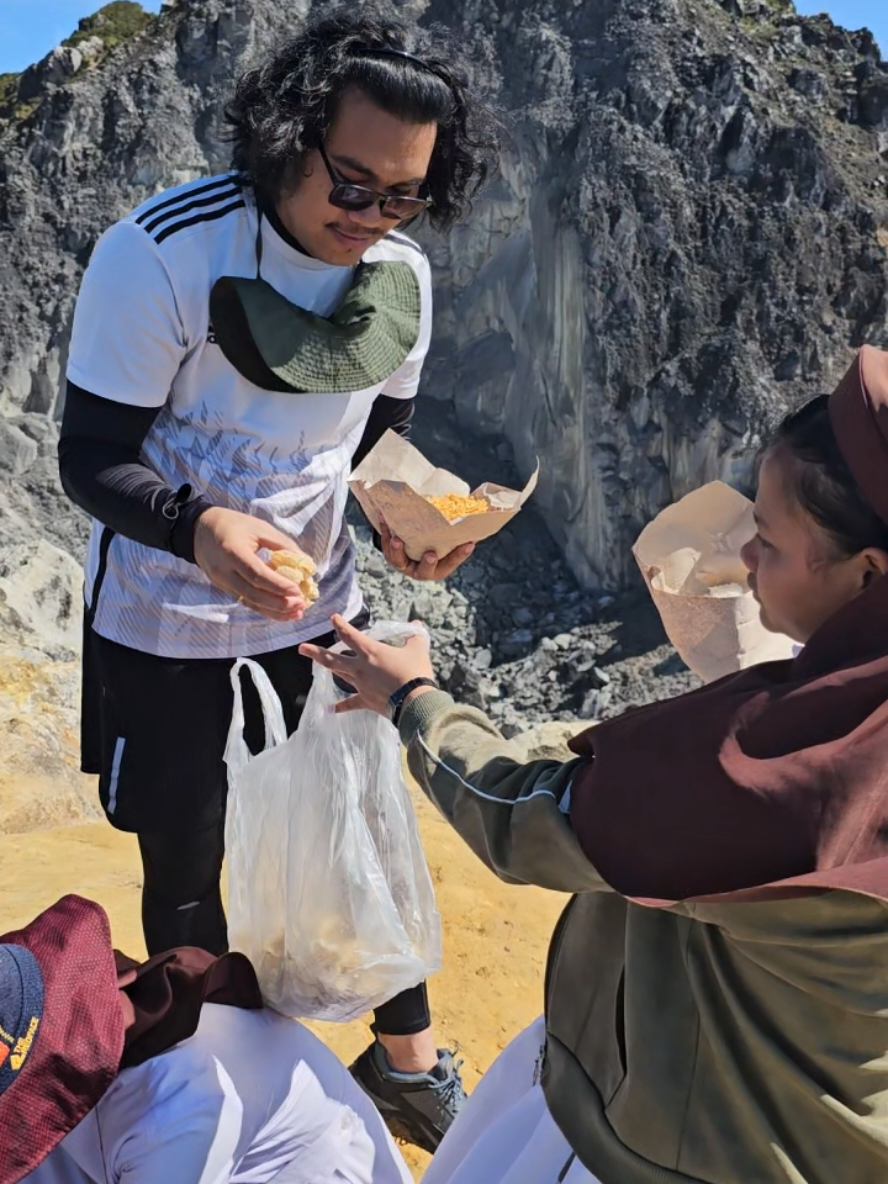 Makan makanan sederhana di tempat yang sangat istimewa itu Wowwwww.... Luar biasa....👍👍👍