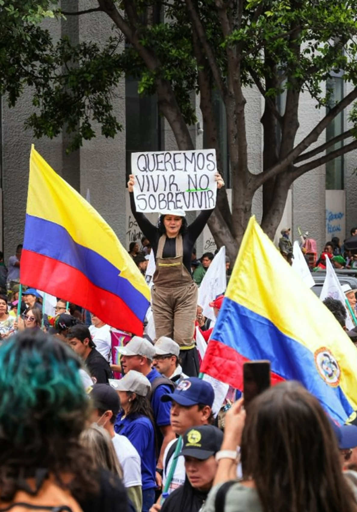 Ganan los jóvenes del SENA, la madre que puede abrazar a sus hijos al llegar del trabajo, el domiciliario que ahora tendrá prestaciones, las madres comunitarias que dejan de ser tercerizadas y muchos colombianos más.  Ganó el pueblo colombiano trabajador. La Reforma Laboral es un hecho. #reformalaboral #Trabajo #SENA #contratos #plataformasdigitales #trabajadores #petropresidente #GustavoPetro 