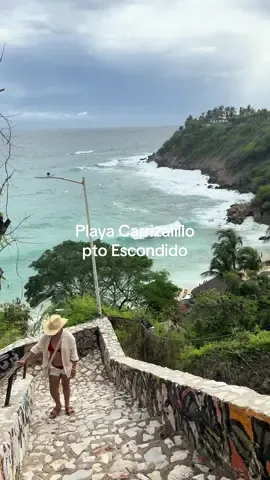 El segundo día fuimos a la “Playa Carrizalillo” una de las playas que más me gustó ya que las olas no estaban tan fuertes y podías meterte a nadar. Para llegar a esta playa tienes que bajar alrededor de 160 escalones así que vete preparado. En esta playa también puedes tomar una clase de surf (que está al rededor de 1,000 pesos mexicanos) ya que por sus olas se recomienda para empezar a practicar. Frente al mar hay restaurantes donde por consumo mínimo puedes estar en sus mesas o camastros. Me encantó esta playa de mis favoritas ✨🌊 #puertoescondido #oaxaca #quehacer #playas #travel #creatorsearchinsights 