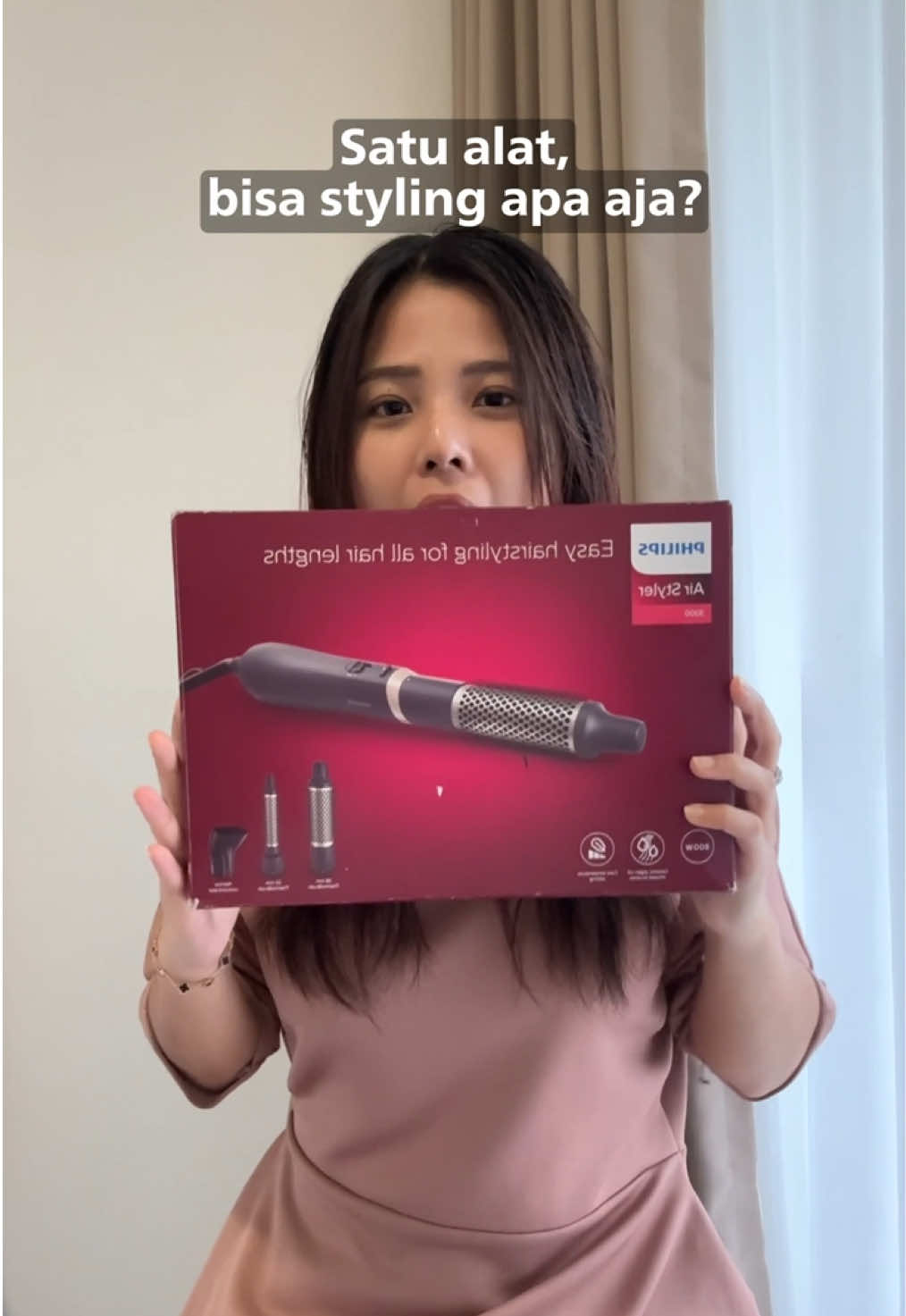 Styling rambut gak perlu alat segudang! Cukup satu Philips Air Styler 3000 BHA301 💁‍♀️✨ ➡️ Bisa dipakai langsung dari rambut basah ➡️ 3 attachment styling: • Konsentrator untuk pengeringan • ThermoBrush 22mm untuk ikal lembut • ThermoBrush 38mm untuk wave besar & volume ➡️ Sisir Argan Oil bantu rambut tetap lembut dan mudah diatur Hasilnya? Rambut rapi, gaya maksimal semua cuma pakai satu alat. #PhilipsIndonesia #PhilipsBeauty #StylewithCare #AirStyler 