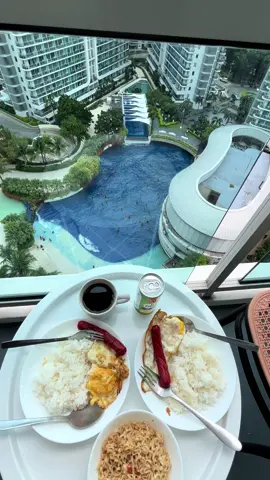 eating breakfast with this view😍😍😍 #fyp #CapCut #azure #azureurbanresortresidences #staycation 