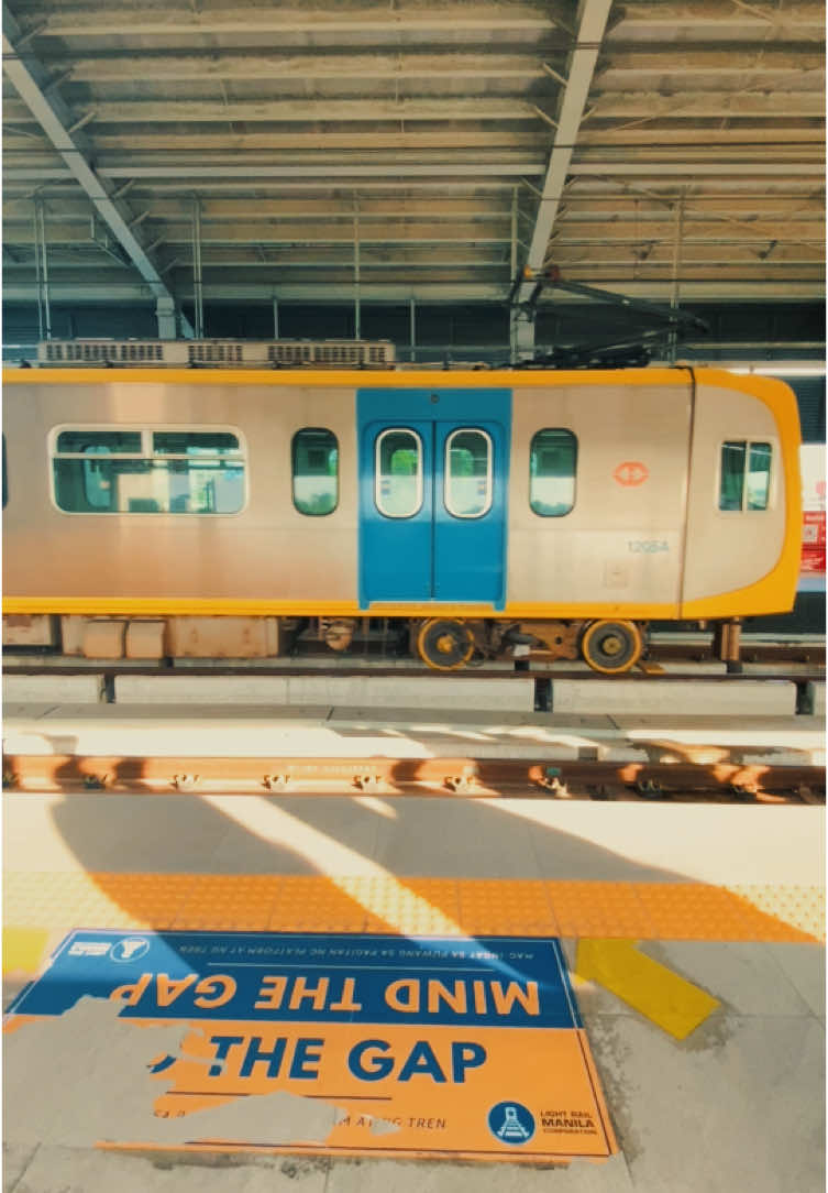 Everyday life as a commuter in Metro Manila. 🥱📸🧡🍊🌇#drsantos #lrtstation #kahel #kahelnalangit 
