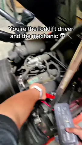 Today, it’s me, some jumper cables, and ChatGPT trying not to blow up this forklift 😭 #davegonzy #davevlogs #ForkliftDriverLife #BlueCollarTikTok #WorkLifeUnfiltered #TheyGotMeDoingEverything