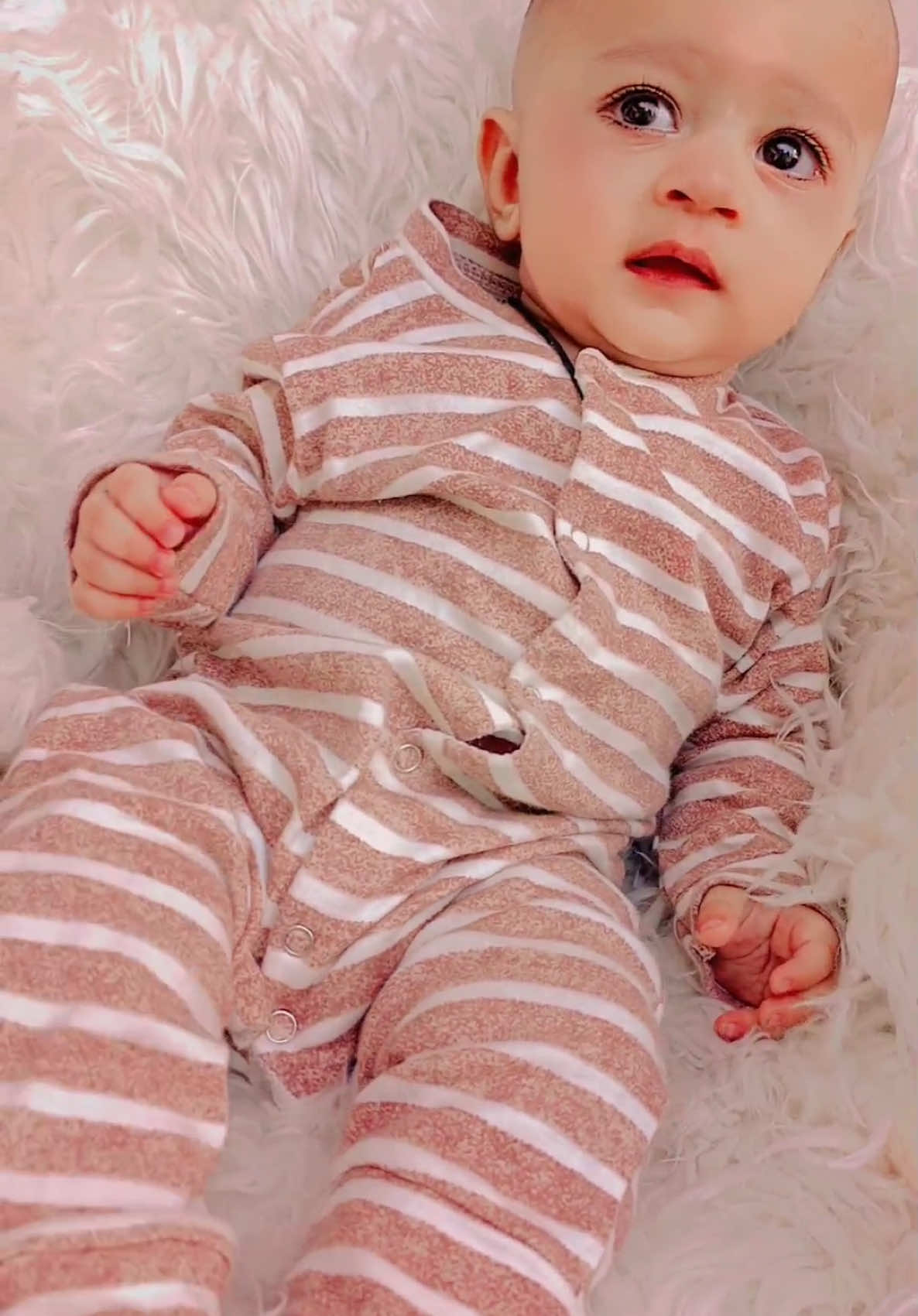 Mujhe peda huay abhi panch mahinay hi huay hain ❤️ views problem 😢 Don’t under review my video tiktok team please 😢💔 #cutebaby #unfrezzmyaccount #foryoupage❤️❤️ #foryou #fyp #viralvideo #trending #babieszone4 #tiktokindia_ #abdulbasithashmi 