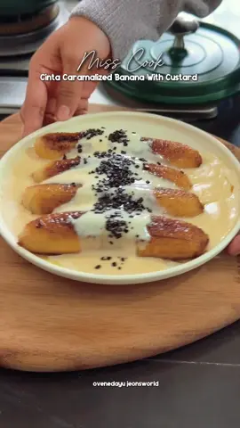 Hi! Miss Cook here! Hahahahahaha  Cinta Caramalized Banana With Custard 💜 Miss u babe! Jeon's world drink recipe!  2cups fresh milk 3tbspn custard flour  3tbspn castor SUGA  1tspn creamy vanilla  (mix well until all combined/ kacau sehingga semua bahan larut - turn on the fire / hidupkan api - cook until thicken/ masak sehingga pekat ) Butter cinta Pisang nangka Chocolate flakes #caramelizedbanana #caramelizedbananawithcustard #bananarecipe #custard #pisangkastard #icedmocha #coffee #chocolate #homecafe #homemade #homecooking #simplerecipe  #reelclasswithdhuna #ovenedayu #fyp #loveyourself #ourownpurpleworld #jeonsworld #iansworld 