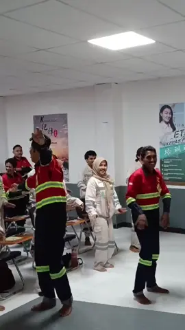 Ade Nona 😇😇😇 #capcut #P2D #K3 #fyp #iwiphelmkuning #wedabaynikel🇲🇨🎌 #malukuutara #malukuutara 