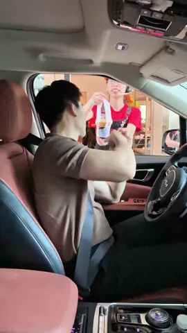 Trải nghiệm Drive thru Highland! Sr mấy bé đang chụp hình lúc a tới nha! #phatthanh #phatthanhstore #daily #gym 
