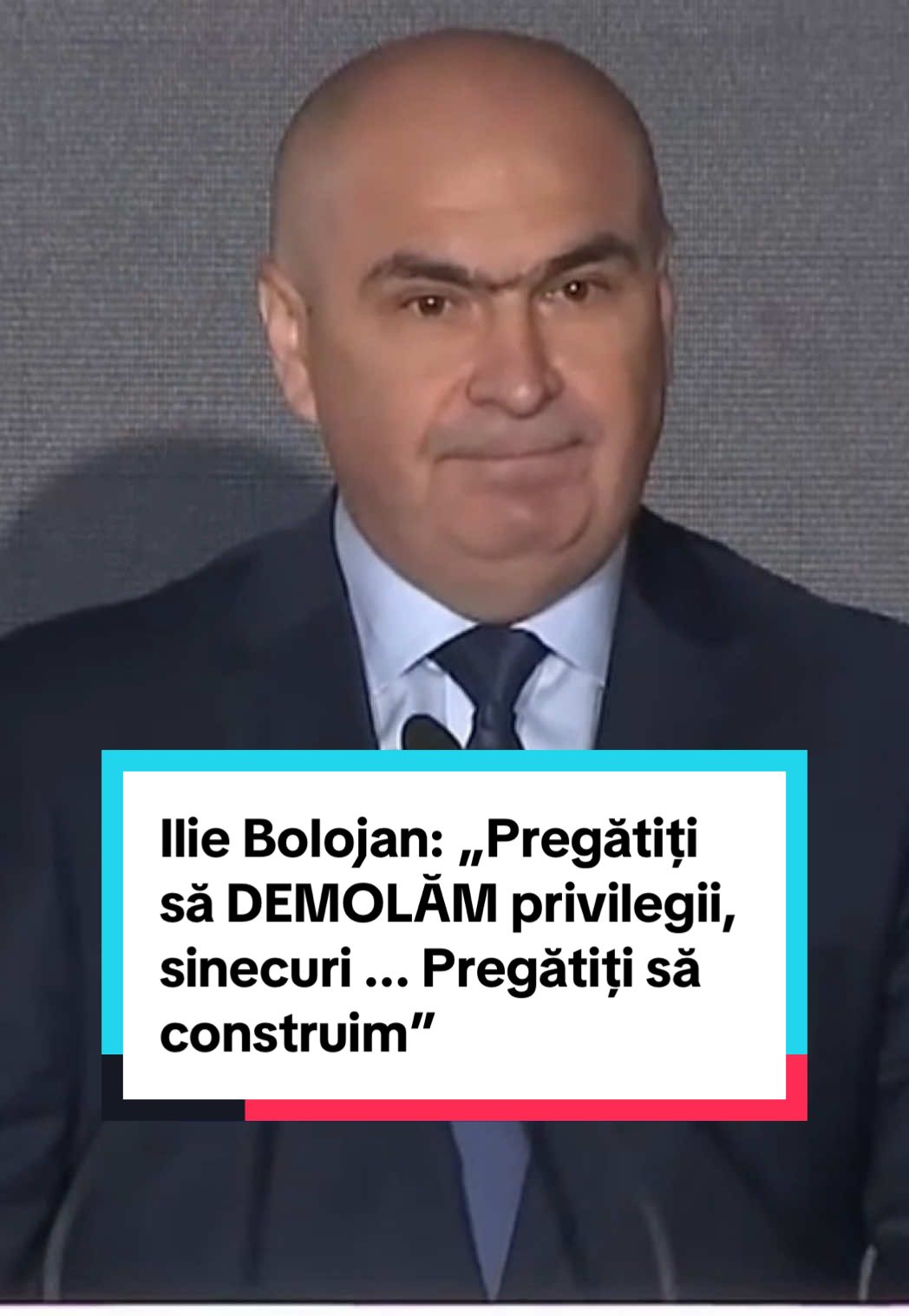 „Guvernul la care lucrăm în aceste zile va fi un guvern de sacrificiu”, spune Ilie Bolojan, premierul desemnat, la Congresul Național al USR. Referindu-se la sloganul partidului, „Pregătiți să construim”, Ilie Bolojan spune că este finalul, pentru că începutul înseamnă „demolare”, în opinia sa. „Ceva poate ar fi trebuit să mai apară. Pregătiți să demolăm privilegii, sinecuri, pregătiți să tăiem cheltuieli inutile, ineficiența, pregătiți să suferim alături de români, pentru că nu va fi o perioadă ușoară. Și da, pregătiți să construim, că nu se poate fără construcție. Ăsta e adevărul”, spune premierul desemnat, pe scena USR. #usr #romania #news #actualitate #gandul 