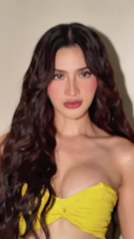 Glow (and a little bit of tan😂) straight from the beach and out the cam🙈✨🧡  #yllanamarieaduana #yllanaaduana #foryou 