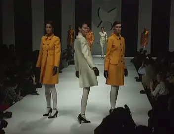 one of the most iconic moment  in fashion 🙌🏻#shalomharlow #yasmeenghauri #modelaccount #runwaylegends #90sfashion #abcxyz #fyp #fhasiontiktok #zyxbca 