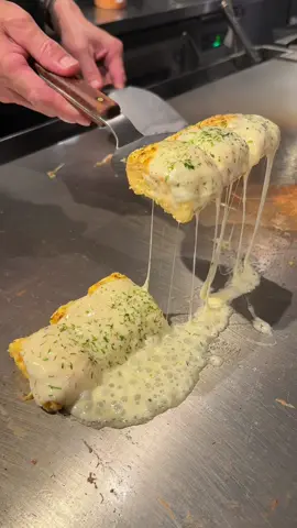 鉄板で作るとろとろのチーズだし巻き玉子！チーズを玉子で巻いて仕上げに上からもチーズをかける贅沢な一品！ （店名） ・BY THE WAY （営業時間） ・17:00〜4:00、日15:00〜23:30 （定休日） ・不定休 #東京グルメ #japanesefood #tiktokfood 