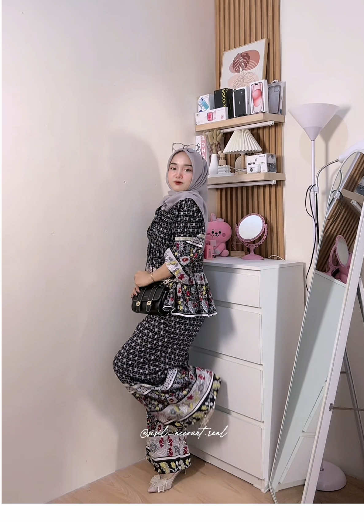 Nami set black-new Arrival from @ONORA 🤍🤏🏻 Cubgttt oneset simple otw beli warna lain gak sihhh😍🤏🏻 #oneset #onesetserut #onesetkekinian #rayontwill 