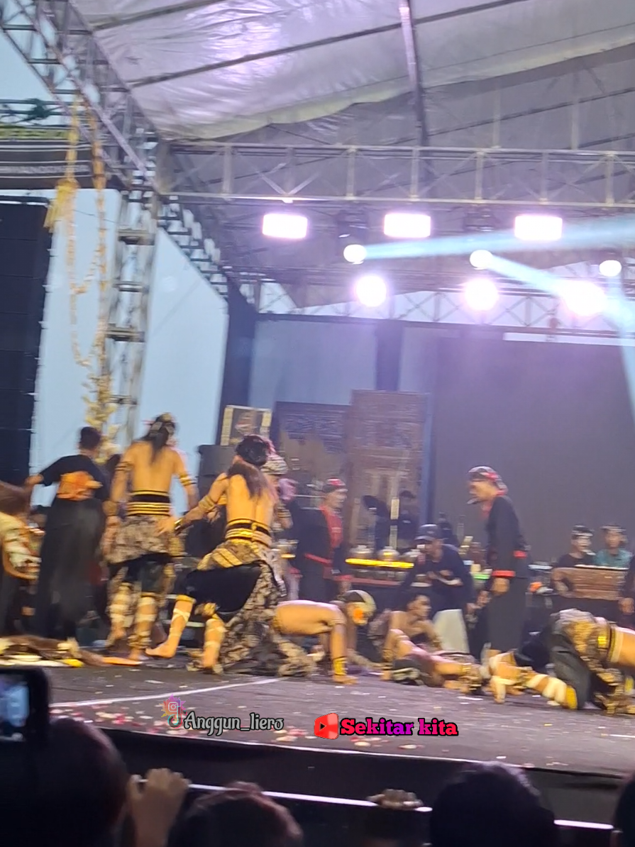 Tak leloledong surup full penonton #wahyuciptobudoyo #wahyuciptobudoyosengganen #wcb #wcbsengganen #ytsekitarkita #fyp #waroktemanggungan #waroksurup #kesenian #fypシ゚viral #temanggung24jam #keseniantemanggung #warok #waroktemanggung #temanggungseni 