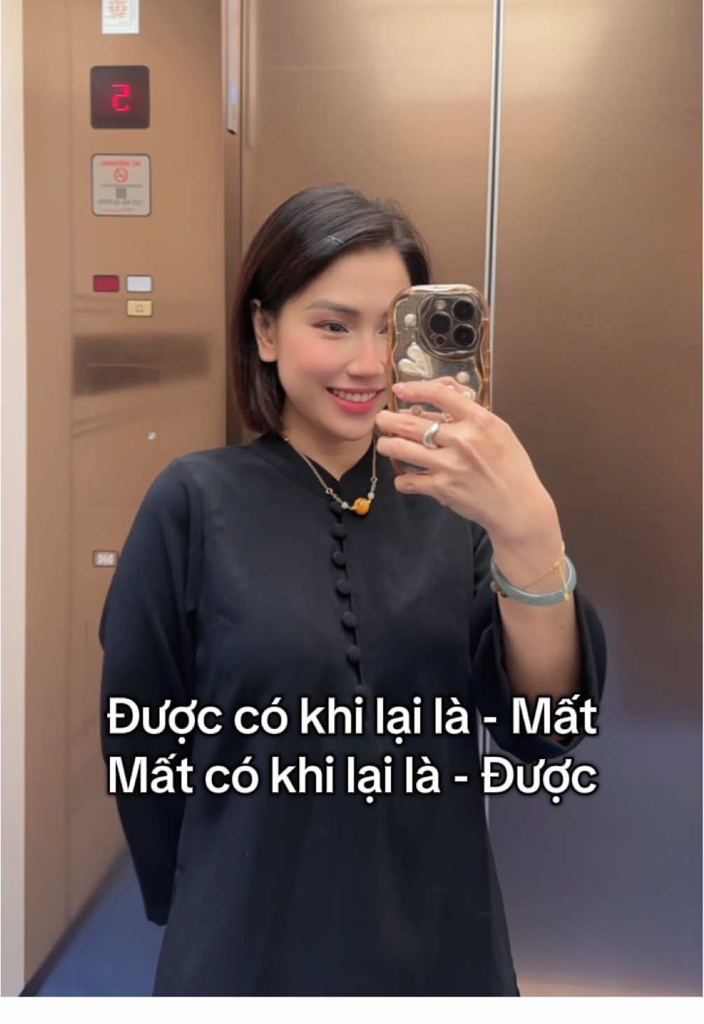 Được có khi lại là - Mất Mất có khi lại là - Được.  Bạn mất một mối quan hệ, nhưng bạn được lại chính mình, sự trưởng thành, sự thấu hiểu bản thân sâu hơn. Bạn không cần người thưởng hoa mới trở thành một bông hoa. Bạn đã là một bông hoa rồi :) #phatphapnhiemmau #chualanh #buddha 