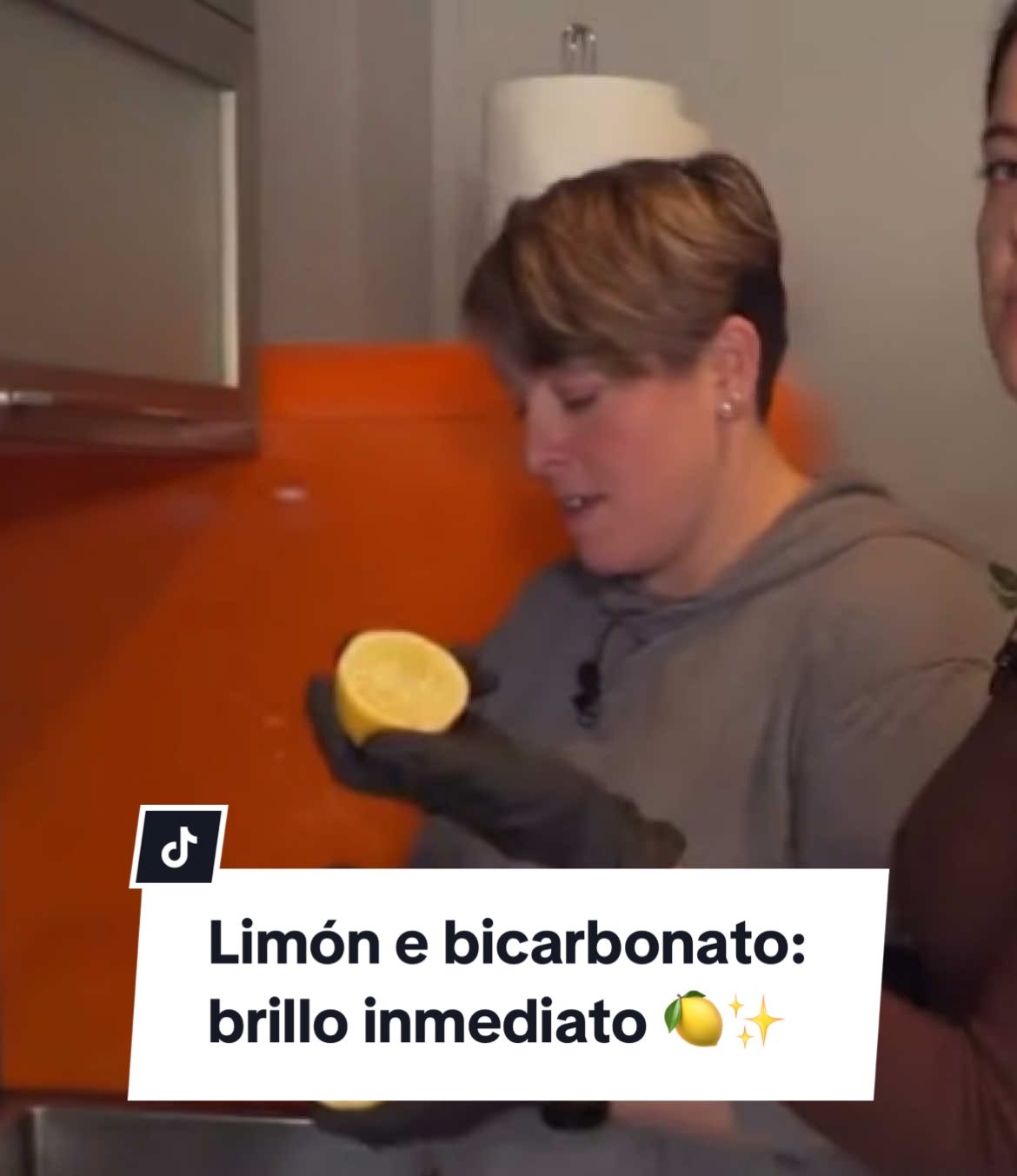 Cociña impecable con limón e bicarbonato 🍋✨ Pouco brillo no fregadeiro ou noutras zonas de aceiro? Apunta este truco! 👇 👉 Corta un limón á metade e bótalle enriba bicarbonato. Frega a zona de metal que queiras limpar e listo. Brillo inmediato! ✨ Coñecías este truco de limpeza? 🧐 #trucosdelimpieza #trucodelimpieza #diylimpeza #tipsdelimpieza #trucocasero #bicarbonato #limón #limpiarconbicarbonato #limonybicarbonato #bicarbonatoylimon #limpiezacocina #tvg #señoradapeseta #tiktokengalego #galegosnotiktok #galiciatiktok
