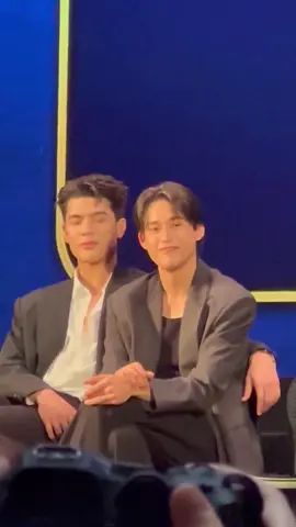 Ngobrol sambil menunggu, saat tangan Joss bebas, dia kembali ke pose ini, jangan ada yang MENCURI G-mu!! #josswayar #jossgawin #gawincaskey #จอสกวิน #JGFANDAYxVIETNAM #fyp 