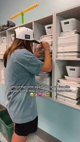 do you have people come help you or do you do it all yourself? 💛  #teacher #teachersoftiktok #teacherlife #classroom #classroomsetup #explore #fyp 