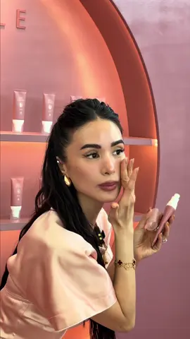 #HeartEvangelista showed up at this year’s MEGA Ball with zero base makeup — only Luxelle’s new Sun Serum on her skin. MEGA witnessed the launch of this multi-tasking skincare hero: a glow-boosting, sun-protecting formula Heart helped develop herself and swears by for calm, radiant skin that doesn’t need coverage.