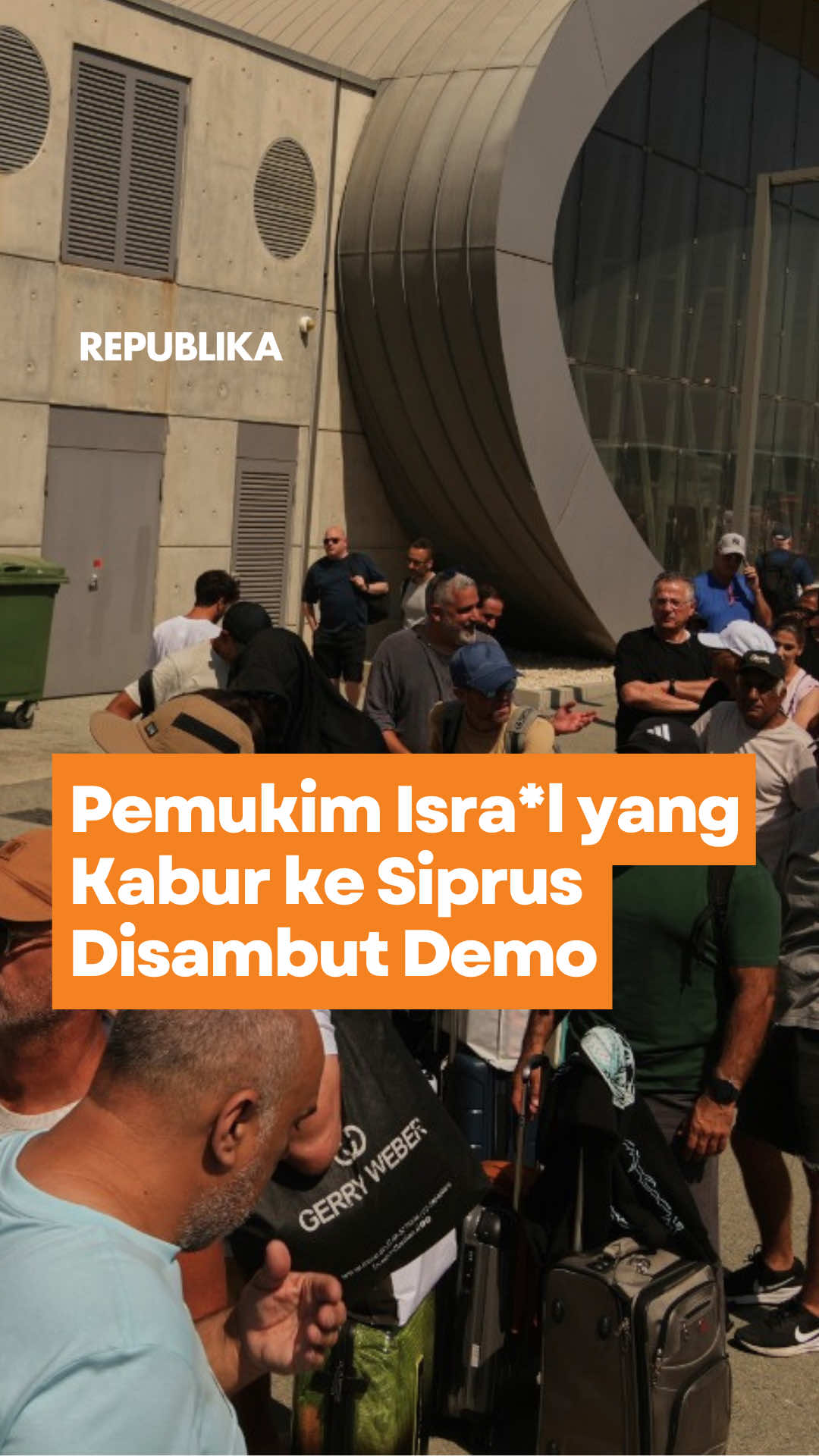 Ratusan pemukim Isra*l kabur ke Siprus menggunakan kapal pesiar, Crown Ship pada Kamis 19 Juni 2025 waktu setempat. Mereka meninggalkan Isra*l karena diserang habis-habisan oleh Iran. Mereka menempuh perjalanan sejauh 270 kilometer, dan berlabuh di pelabuhan Limassol. Pemukin Isra*l itu pun langsung disambut oleh massa pro-Palestina dengan teriakan ‘’Free Palestine’’. Siprus merupakan negara Eropa yang paling dekat dengan Isra*l. Ada sekitar 6.500 pemukim Isra*l yang berada di Siprus saat ini. #Republika #CekRepublikaAja 