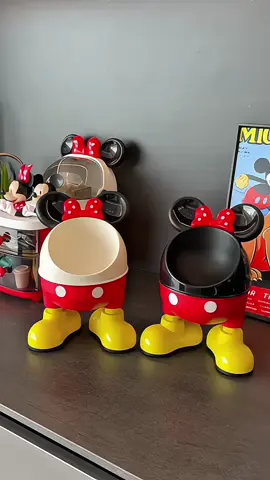 Mặc dù rất tinh tế và dễ thương... nhưng đây là vật lưu trữ Mickey siêu thực tế! Có thể dùng để đựng chìa khóa, dây buộc tóc và các đồ dùng khác. Cũng có thể dùng để làm đồ trang trí nhỏ khi không sử dụng-! #thungrac#thungracminideban#thungracminicute#giadungtienich#dogiadung#viralvideo#videoviral#xuhuong