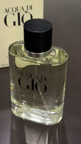 Với tôi, Acqua di Giò EDP 2022 không còn là hình ảnh chàng trai trẻ hò reo chạy dọc bãi biển nữa. Cái vibe nó mang lại là của một người đàn ông đã trưởng thành, có chiều sâu, đang đứng trước biển lớn vào một buổi chiều tà, đón những làn gió mát rượi. Anh ấy cuốn hút đối phương bằng những trải nghiệm, sự chín chắn và trưởng thành. #annora #annoravn #giorgioarmani #acquadigio #eaudeparfum #acquadigioeaudeparfum #edp #unboxing #perfume #fragrance #perfumetiktok #asmr #fyp #review #beauty #nuochoa #nuochoachinhhang #nuochoanam #nuochoanu #xuhuongtiktok #viral