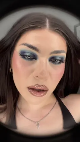 ??? 🩵Pored blendanog ajlajnera, koji je definitivno naitrazeniji look vec neko vreme, i neutralne sminke u globalu, koja je svakako mnogo nosivija za svecane prilike (i bez sumnje bezvremenski lepa), tu je i nesto uz sta sam ja zavolela sminku kao mala. Ekspresija je ono sto me je na pru loptu povezalo sa ovim posiom, a lepota i ulepsavanje su tu u svakom slucaju🩵 Vidimo se🩵 #glam #GlowUp #beauty #beautyhacks #beautytips #makeup #makeuptutorial #makeupartist #gamour #Eyeliner #eyeshadow #mua #foryoupage #foryou #fyp #serbia #srbija #makeupserbia #balkan #balkanwomen #balkanmakeup #bluemakeup #graphicmakeup #blue 