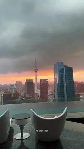 The sky spoke in gold, and I listened. Felt like the city faded, and I stayed — floating in sunset silence above KL, at 📍Imperial Lexis.#kualalumpur #sunset #sunsetlover #hiddengems #imperiallexiskl #skypool 