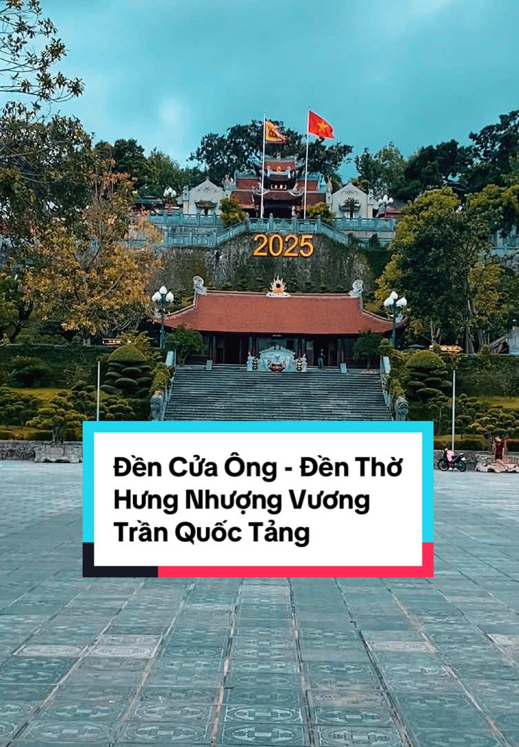 Đền Cửa Ông Đền Cửa Ông (còn gọi là Đông Hải linh từ hay đền Đức Ông) nằm trên địa bàn phường Cửa Ông, thành phố Cẩm Phả, tỉnh Quảng Ninh. Đền thờ thần chủ là Quốc Khảo Hưng Nhượng Đại Vương Trần Quốc Tảng, ngoài ra còn phối thờ Cửu Thiên Vũ Đế Quốc Phụ Nhân Vũ Hưng Đạo Đại Vương cùng gia thất và các tướng lĩnh của Ngài. Nhân dân quanh vùng không chỉ tôn kính Trần Quốc Tảng như một vị thần hộ quốc mà còn gọi ông là Đức Ông Cửa Suốt – người bảo vệ vùng biển Đông Bắc bình yên suốt nhiều thế kỷ qua. #tranquoctang #ducongtranquoctang #dencuaong #nhanvatlichsu #lichsu #lichsuvietnam #netdeptamlinh #tinnguongthomauvietnam #campha #camphaquangninh #quangninh 