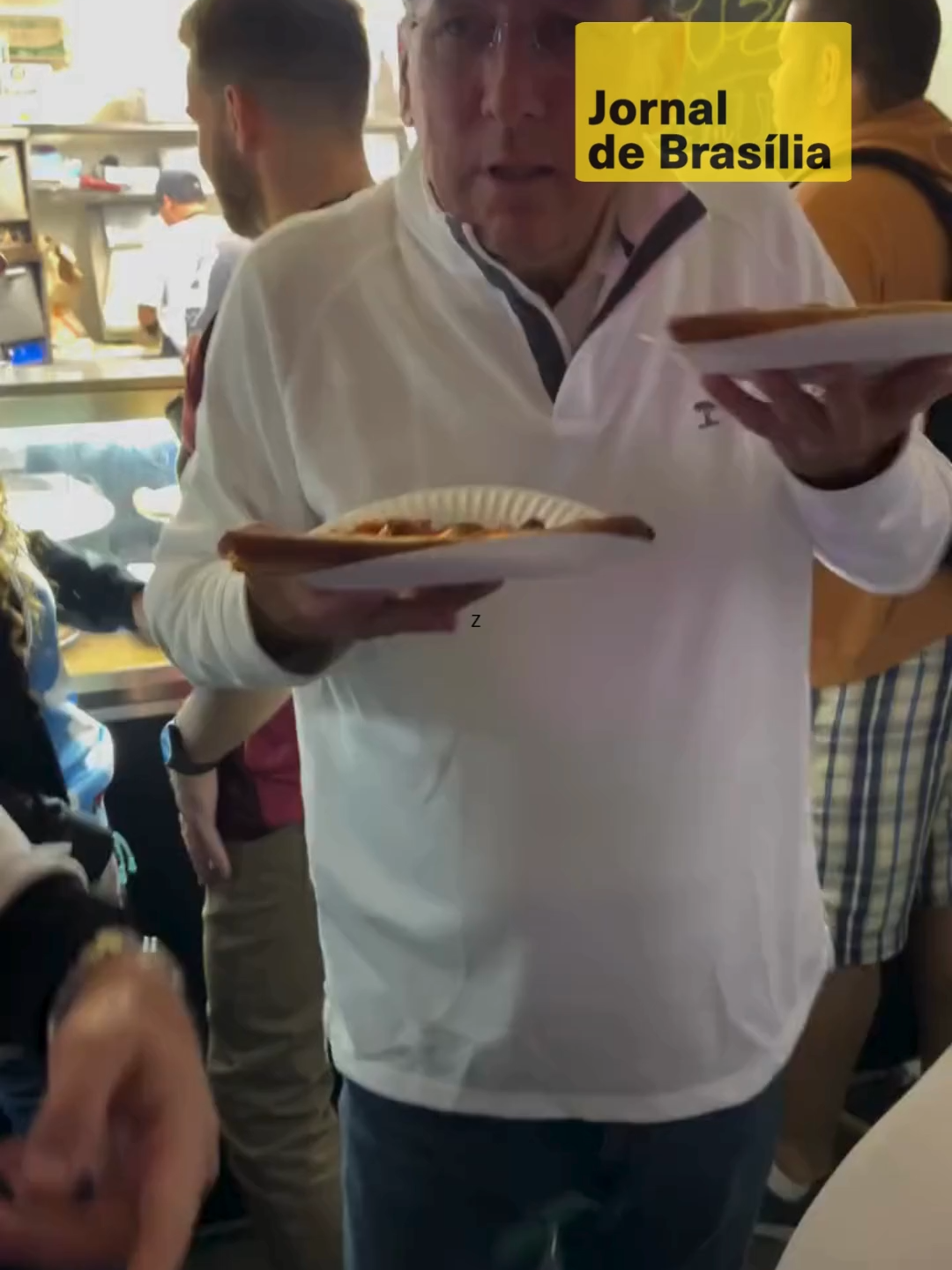 Daniel Braune viveu um momento inusitado em Venice, nos Estados Unidos, ao encontrar John Textor, dono da SAF do Botafogo, em uma pizzaria de esquina. Segundo relato, o empresário estava descontraído, esperando uma fatia de pizza de pepperoni e trocando ideia com torcedores do River Plate. Durante a conversa, Textor chegou a afirmar que era dono do Botafogo, mas os argentinos presentes riram, duvidando da fala. Ele então encerrou o papo com uma provocação em alto e bom tom: “South America is kicking European ass.” 🎥 @brauneoficial #JohnTextor #Botafogo #RiverPlate #FutebolSulAmericano #DanielBraune #VeniceBeach #Futebol #SouthAmerica #PizzaTime