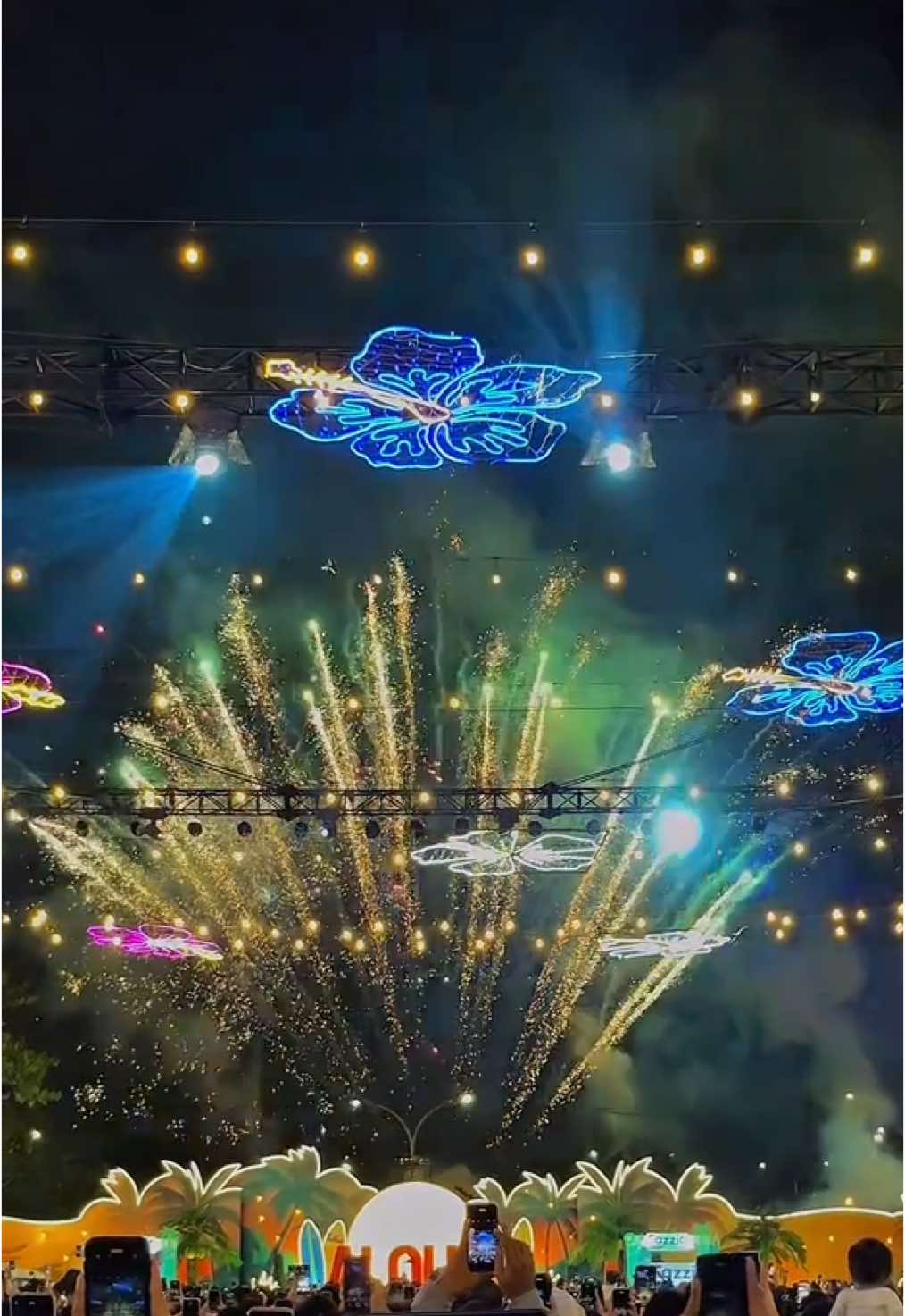 Pesta kembang api disney carnival 2025✨ 📍Pakuwon City Mall Surabaya Timur #CapCut#surabaya #pakuwonmall #pakuwoncitysurabaya #disney #surabayatiktok #surabayahitz #disneycarnival #4u #foryoupage #fyp #fypシ #tiktokmusic #fireworks #kembangapi 