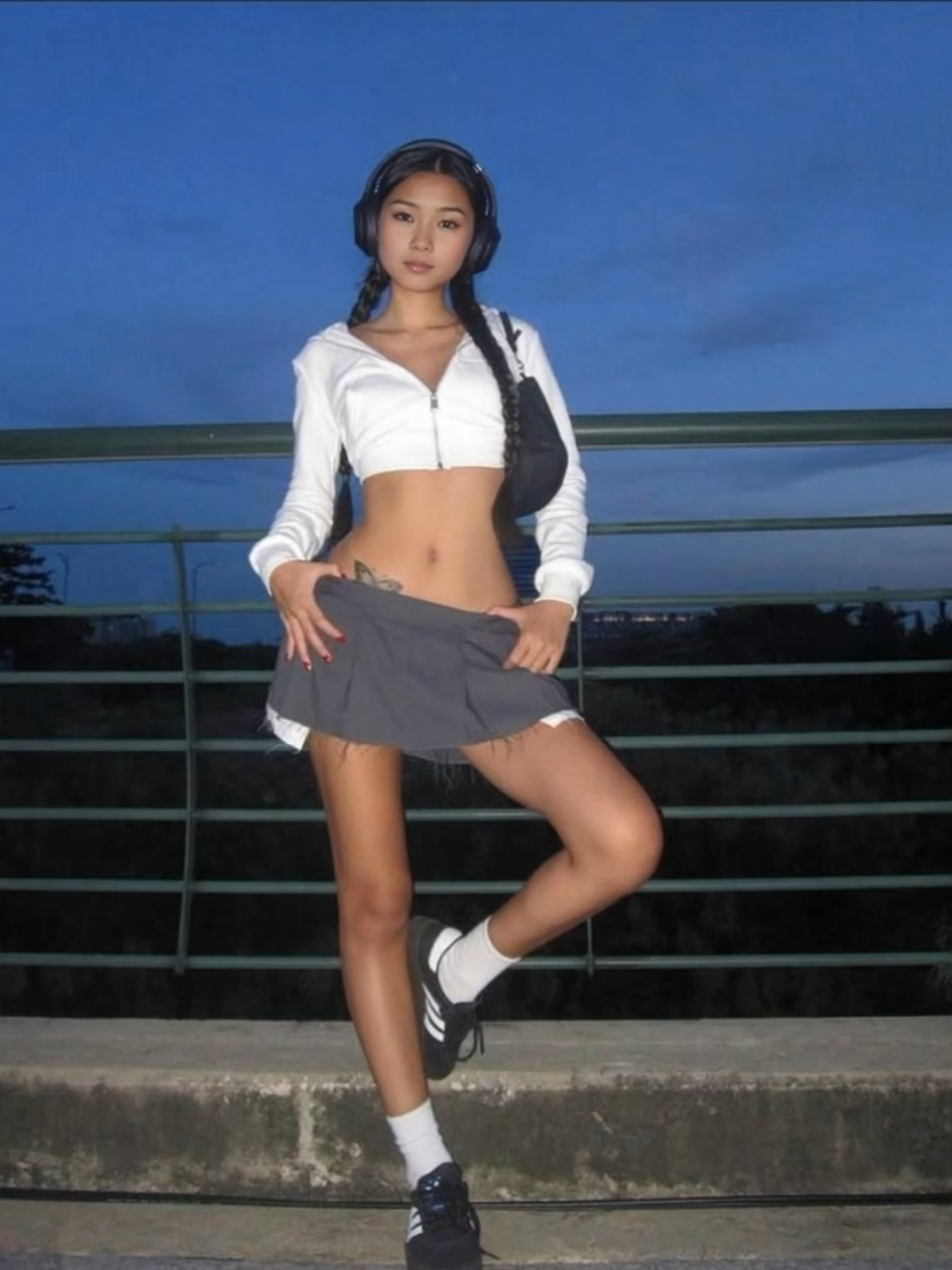 J’ai mis mes baskets, mais c’est toi qui vas transpirer 😈 #MiniSkirtVibes #HeadphonesOn #BadGirlFit #AsianGlow #ReadyToPlay #Asiangirl #SoftSexy #KawaiiButHot #BadGirlEnergy #NightMood