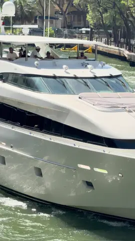 Pretty passenger finds her cozy personal space on the Enormous 116ft Baglietto ‘Rex’ 👋🏽🦖#yachtingwithchristos 