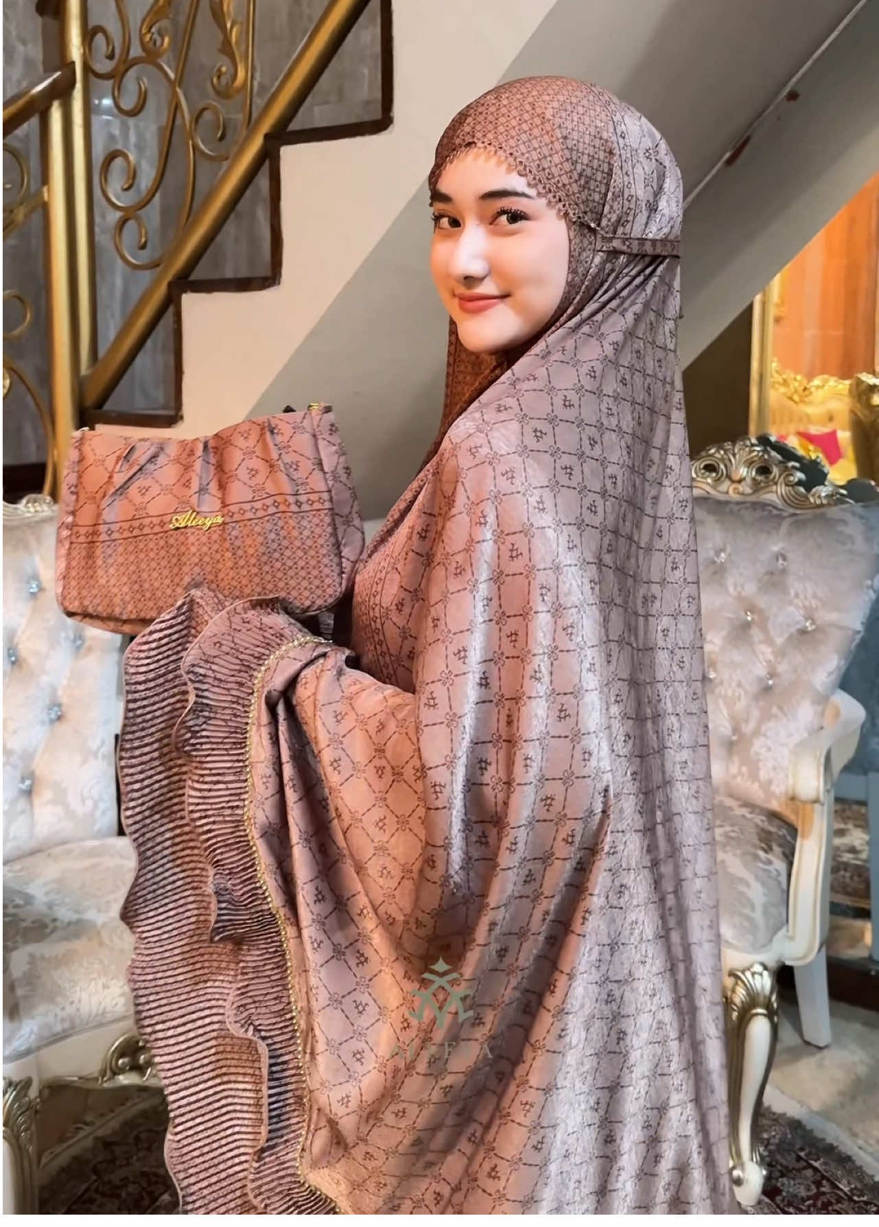 Mukena Dewasa Santorini Silk Premium 2in1 Syafia Series #mukena #mukenahcantik #mukenapremium #mukenatravel #mukenadewasa #mukenamewah #mukenajumbo #mukenasilk #mukenaadem #mukenaaleeya #mukenah #mukenasilkypremium #mukenacantik #aleeyamukena 