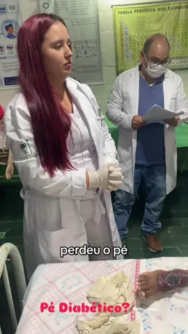 Pé diabético Pé diabético é o nome dado às alterações que ocorrem nos pés de pessoas com diabetes, causadas por altos níveis de glicose no sangue. Essas alterações podem afetar a circulação, sensibilidade, motricidade e formato dos pés. O pé diabético neuropático é o tipo mais comum e resulta da neuropatia diabética, que danifica os nervos dos pés. Isso pode levar à perda de sensibilidade, tornando os pés mais propensos a feridas, úlceras e infecções #pediabetico #QualidadeDeVida #bemestar #tecnicoemenfermagem #cuidadosdeenfermagem 
