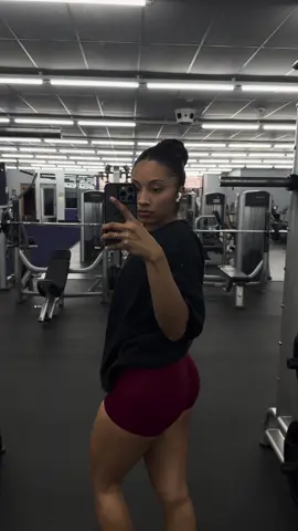 🫩 #gym #gymmotivation #legs #girls #girlswholift #GymLife #fyp #foryou #gymrat #legday #legdayworkout #outfitinspo #gymoutfits #oversizedshirt #inspooutfit 