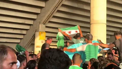جمهور الانصار اللبناني يحمل علم سوريا الحره ويصرخ جولاني🫶💚🇱🇧 🇸🇾 
