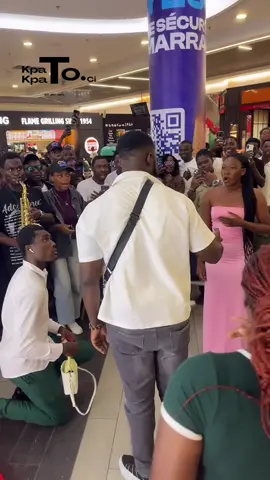 YAAA GBAIRAI LAA ❗️❗️ Ah femme claire …Demande en fiançailles qui a mal tourné à cosmos d’après les sources un jeune homme a voulus faire une déclaration d’amour à sa chérie et le vrai gars de sa chérie est venue c’était gâter elle en sont venue au main.  Certains cris à la comédie d’autres disent que c’est une vrai rupture. DITES EN COMMENTAIRE CE QUE VOUS EN PENSEZ ❗️  En tous cas on dit elle s’appelle MAGGIE ayez peur des maguiiiii oh  À partir de 1.000 likes je poste le deuxième partie  Abonnez vous pour plus de  kpakpatoya ❤️🔥 #cotedivoire🇨🇮 #actualité #france #pourtoii #fypシ゚viral #usa🇺🇸 #triste💔 #goumin #rupture #cocu #MAGGIE #MAGGUIE 