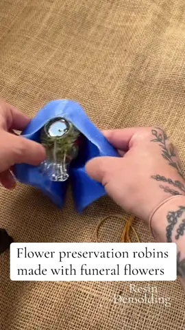 #resin #epoxyresin #funeralstory #fyp #funeralflowers #demoldingresin #demolding #bird #robin #memorialart #memorial #funeral #flowerpreservation #oddlysatisfying 