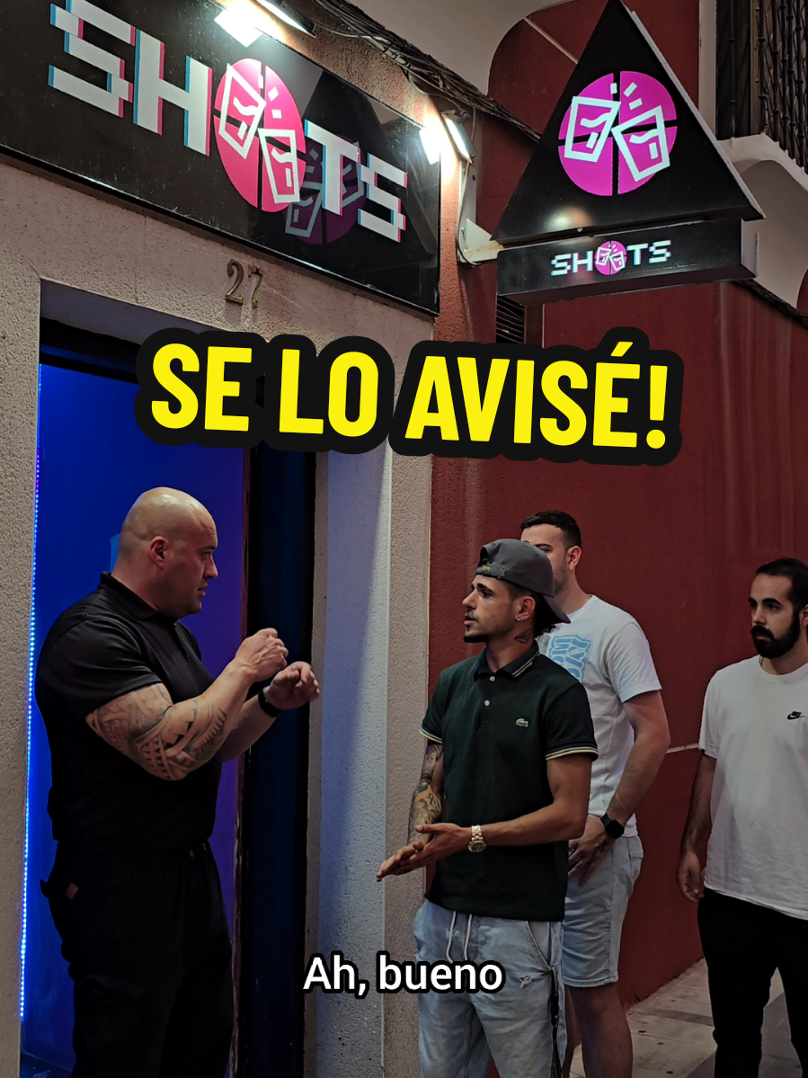 Por qué no dejan salir hasta la 1:00? Es una estrategia de la discoteca para la captación de clientes, de esta forma, se va creando ambiente en la sala desde el inicio, algo muy importante para conseguir un buen aforo, pueden salir antes de la una, pero si lo hacen, no se les pone el sello y si vuelven más tarde, han de pagar entrada. Casi siempre suele haber algún responsable en la taquilla y si ven que los porteros no están haciendo bien su trabajo, no falta la reprimenda. Así que no os enfadéis con los porteros si no os dejan salir y entrar, siempre hay alguien por encima de ellos! Saludos para todos y buen fin de semana! No olvides seguirme y dejar un ❤️ 🫶! #viral #bouncerpower #elportero 
