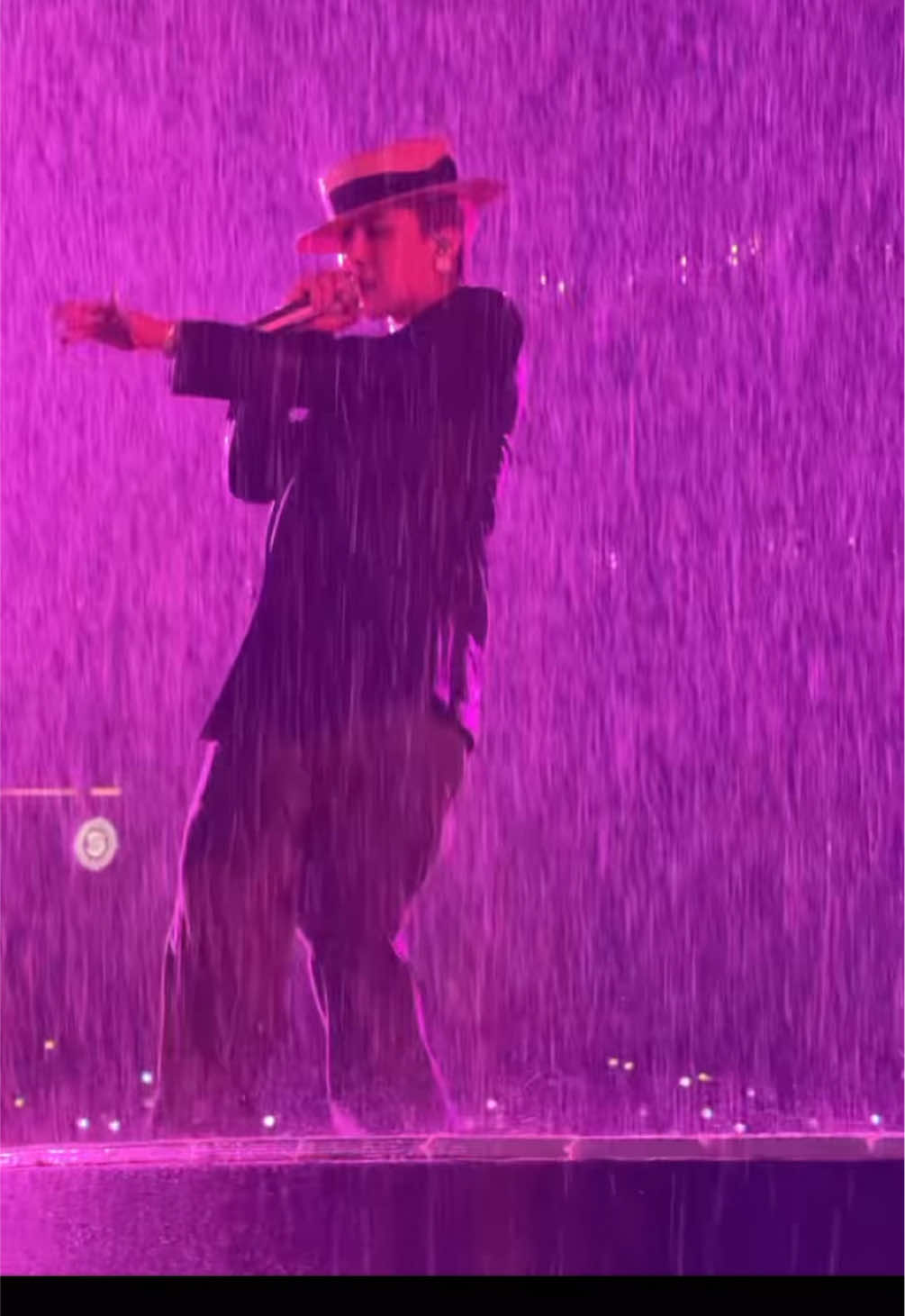Cận cảnh GDRAGON biểu diễn tại SVĐ Mỹ Đình ngày mưa [video: Tun Phạm] #GD #gdragon #vietnam #vpbank 