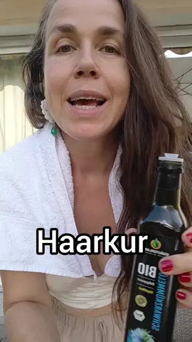 Innerlich und äußerlich. Schwarzkümmelöl ist ein Wundertalent.  Hast du schon mal das Schwarzkümmelöl pur genommen? Wie hat es dir geschmeckt?