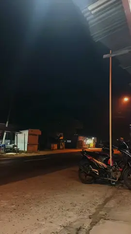 berjalan sendiri itu lebih baik. #malamhari #vibesmalamhari #jalanraya #4u #tuban24jam #mentahan #bahanswmu #fypシ #plumpang 