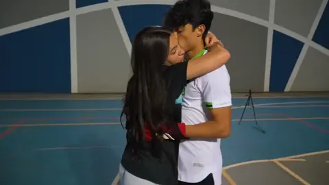 Quem Ganhou o desafio? #juliapimentel #caua #casal #bola #desafio #jogo 
