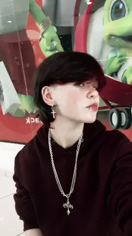 A família jacaré atrás de mim super desconfortável😞  #fyp #🏳️‍⚧️ 